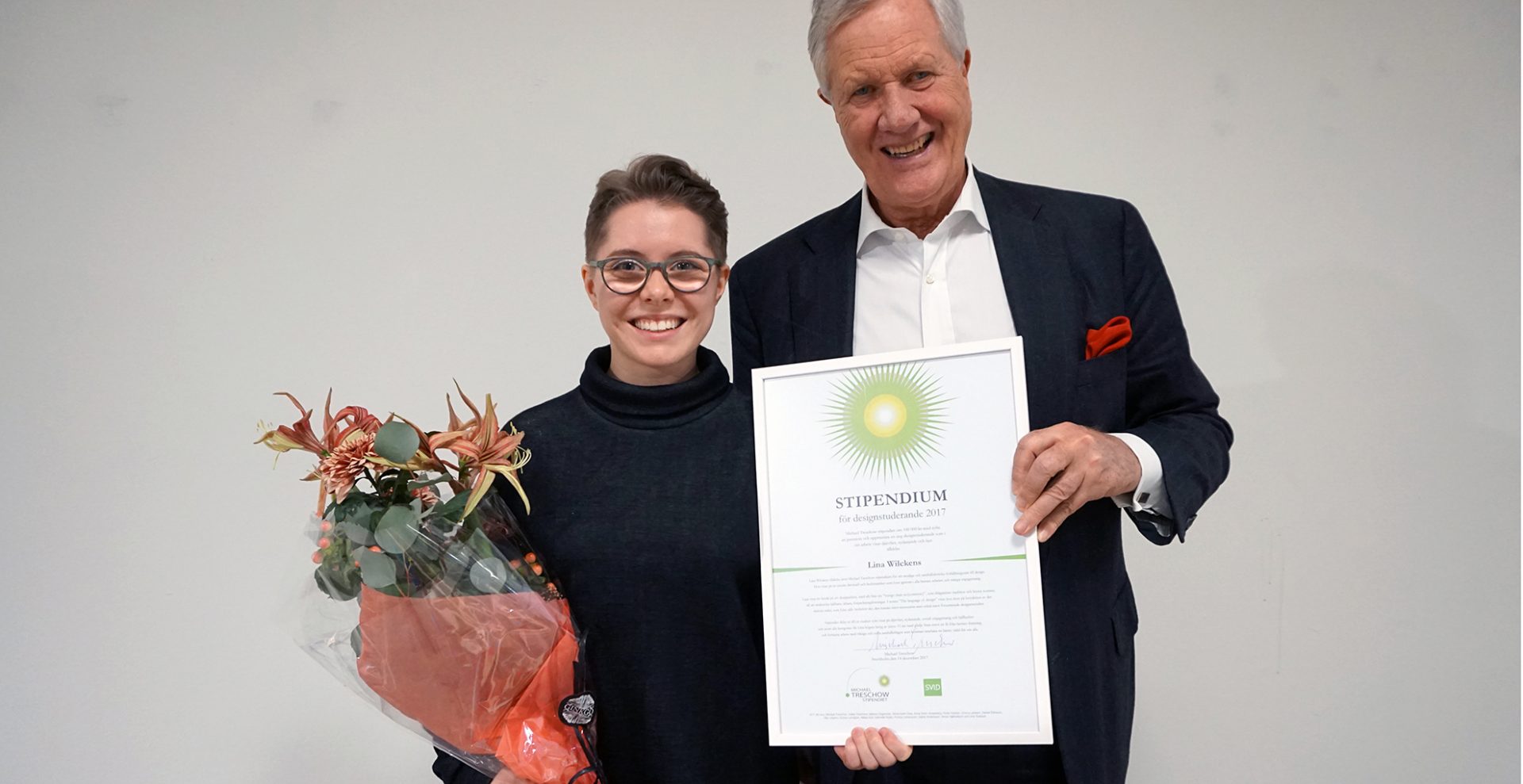 Lina Wilckens får blommor och diplom från Michael Treschow