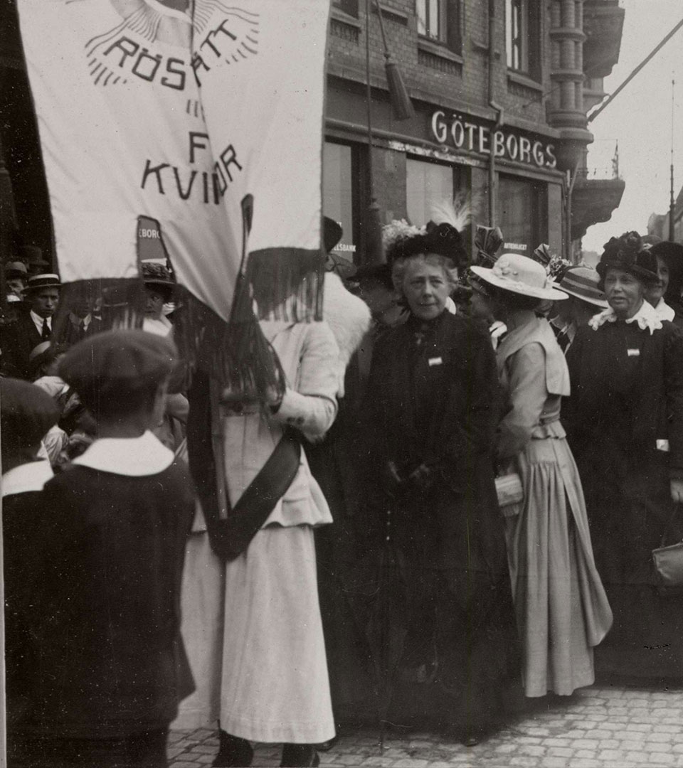 Demonstrationståg för kvinnorösträtten med bland andra FKPR:s ordförande Frigga Carlberg, Göteborg., 1918.