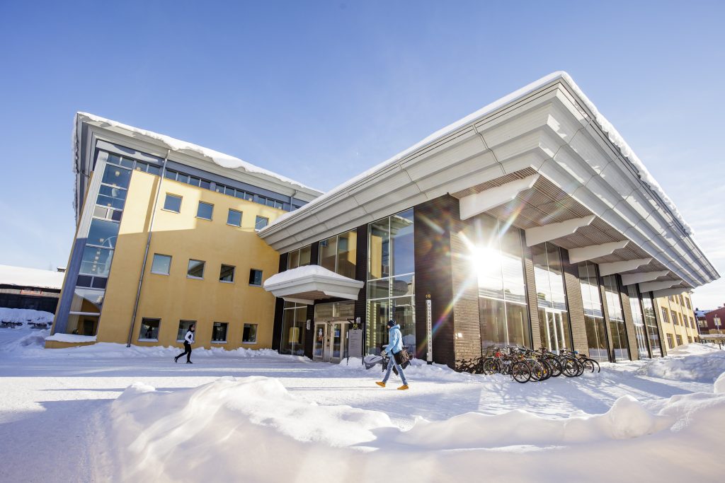 Mittuniversitetets byggnad i vintertid.