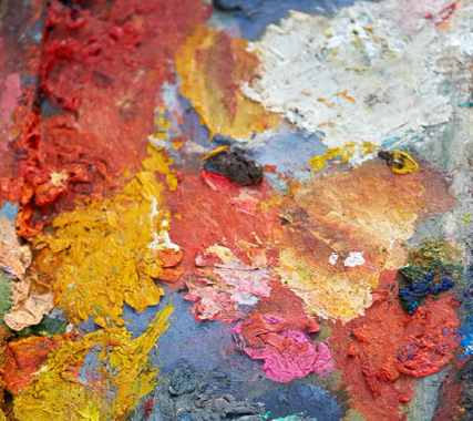 Utsmetade målarfärger i olika färger.