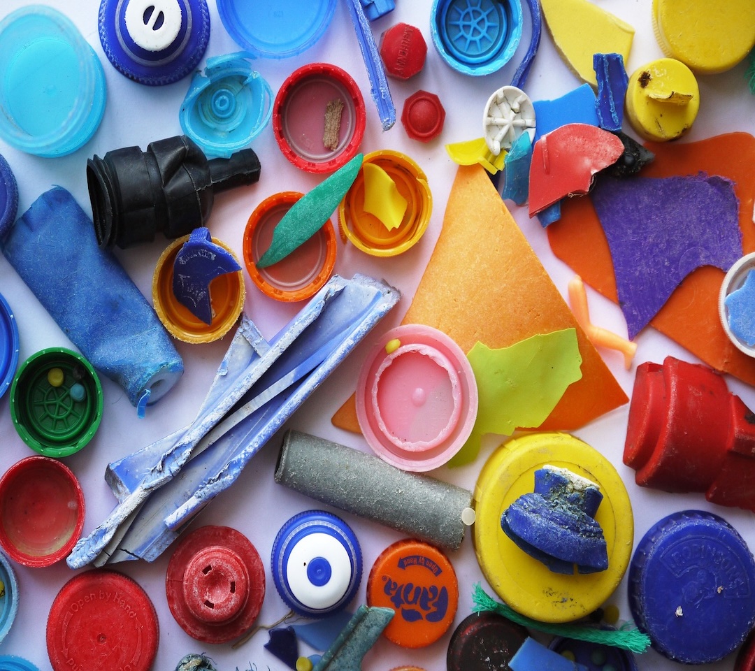 Plastkorkar och andra plastrester i olika färger.