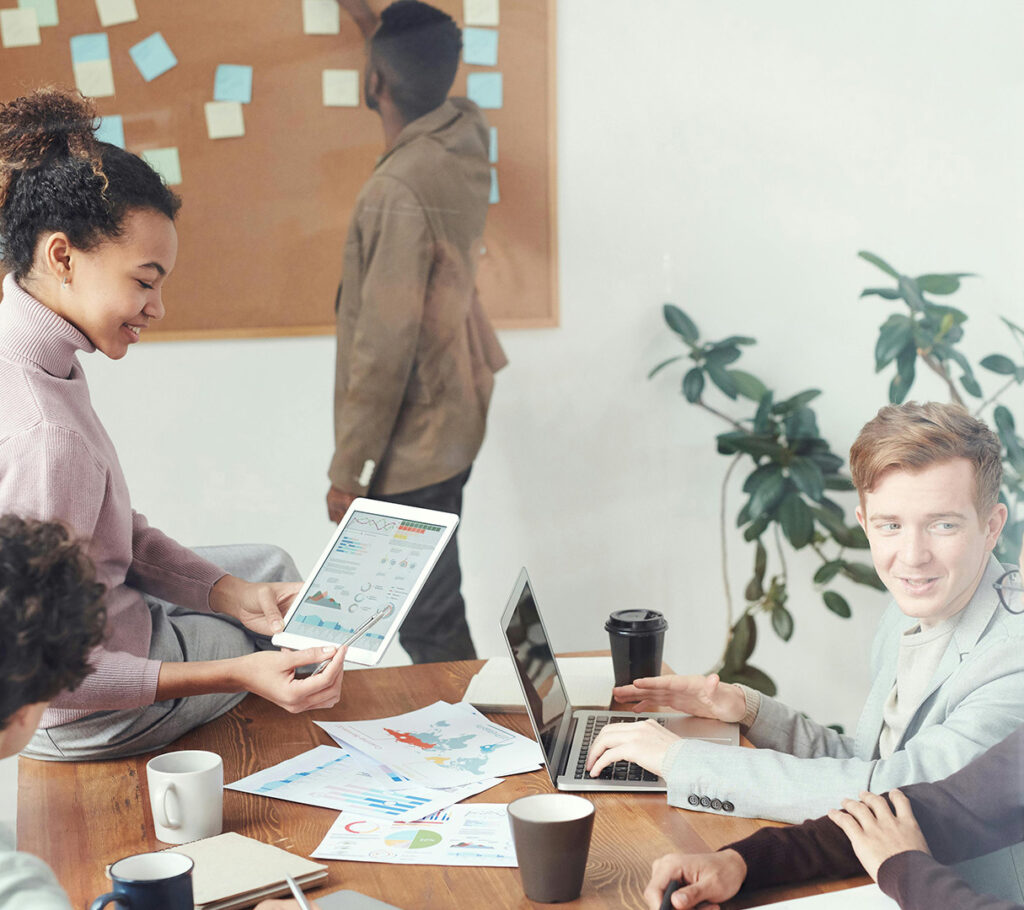 ACE designsprint. Foto Fauxels, Pexels. Bild av personer i kreativt möte.